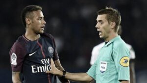 Lire la suite à propos de l’article Comment devenir un arbitre de football: les étapes pour une carrière réussie